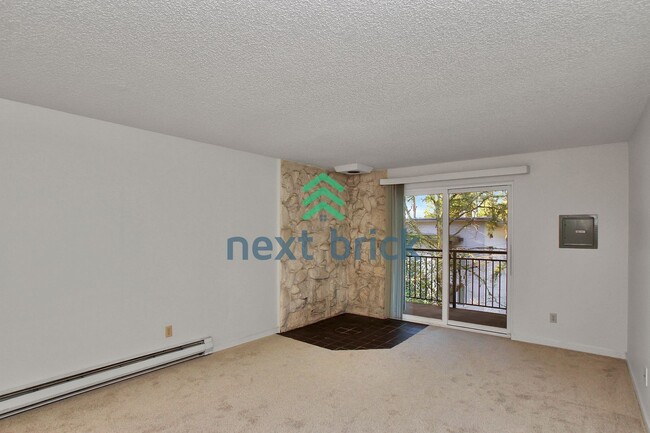 Building Photo - 2 Bed and 1 Bath Bellevue Condo is Availab...