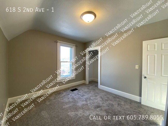 Building Photo - 618 S 2nd Ave