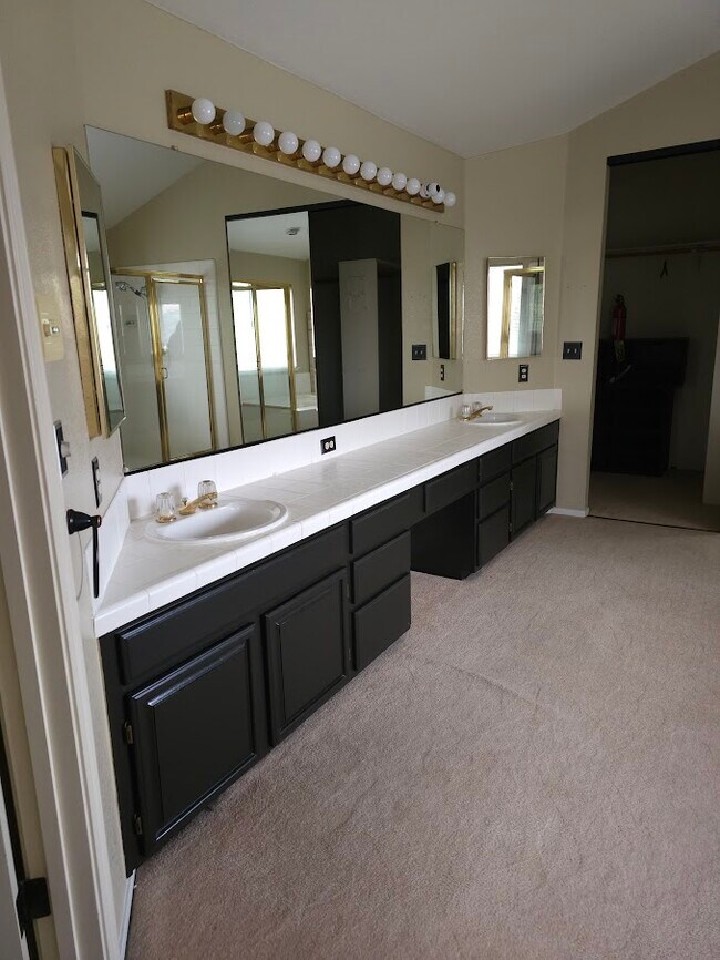 Building Photo - 2431 Pinehurst Ct