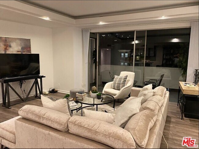 Building Photo - 7250 Franklin Ave