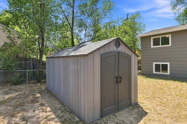 Building Photo - $2,095.95, 4 bed, 2 bath, located in Colorado Springs with a fenced-in backyard.