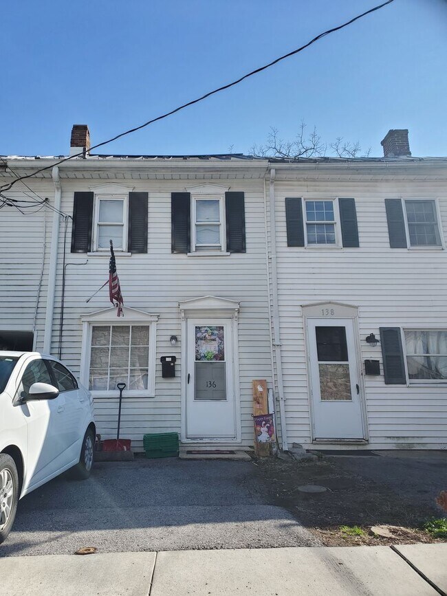 Building Photo - Rare pet-friendly downtown rental with off street parking and fenced yard!