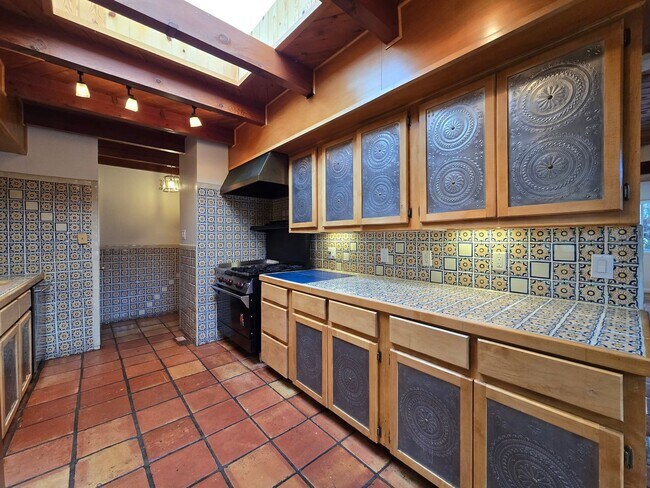 Building Photo - 295 Lomita St