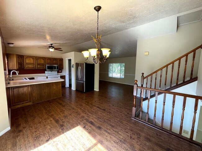 Building Photo - Great 4 Bed/3 Bath home in Layton