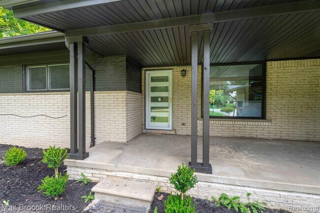 Building Photo - 7011 White Pine Dr