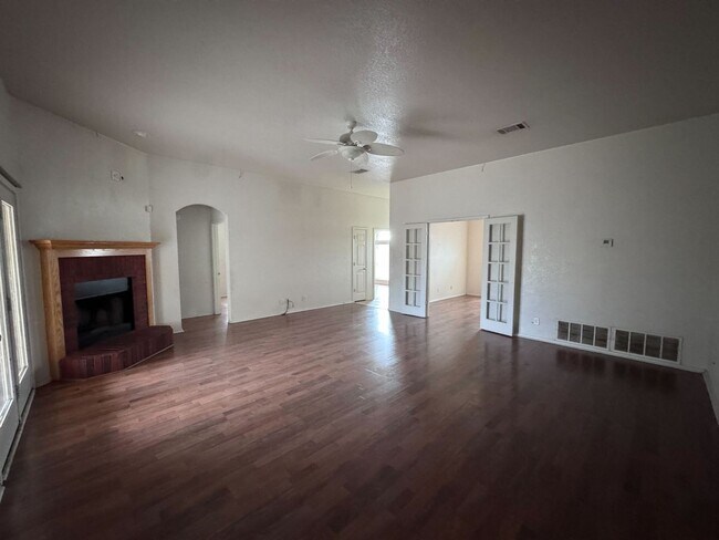 Building Photo - 4 bedroom, 2 bath