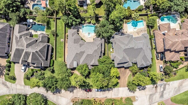 Building Photo - Exceptional 5-bedroom home (2 down) in desirable Woodlands Country Club with landscape & pool mai...