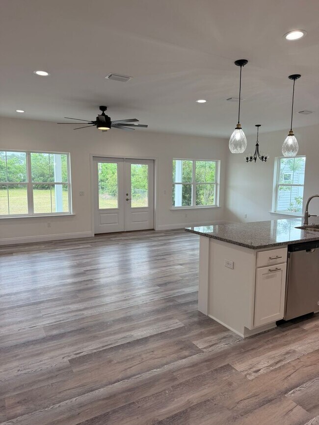 Building Photo - 913 Plantation Dr