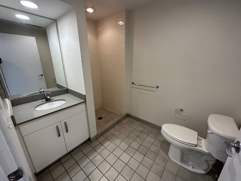 Building Photo - 591 Albany St