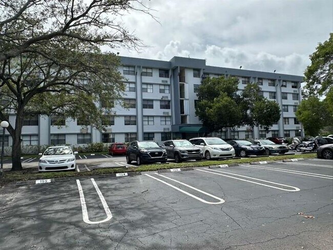 Building Photo - 2401 Riverside Dr