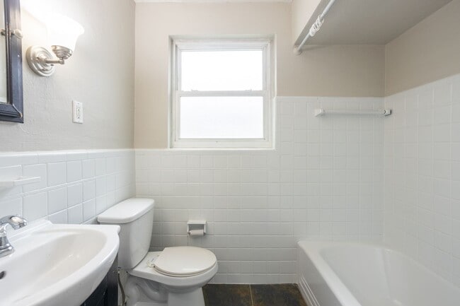 Building Photo - Charming 3 Bedroom 2 Bathroom Home