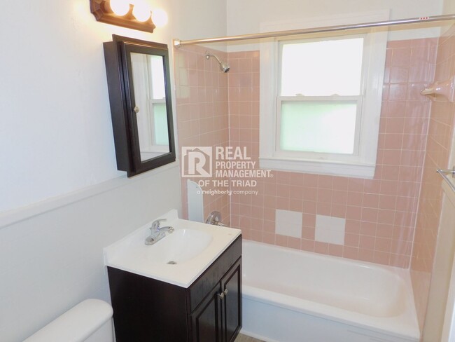 Building Photo - Adorable 2 BR/1 BA Home w/ Fenced Yard