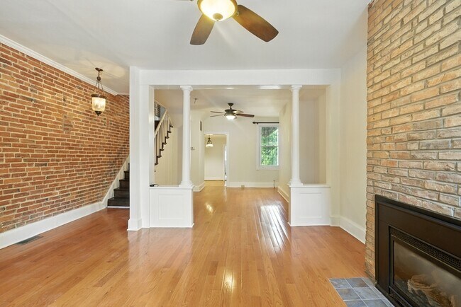 Building Photo - 877 W Lombard St