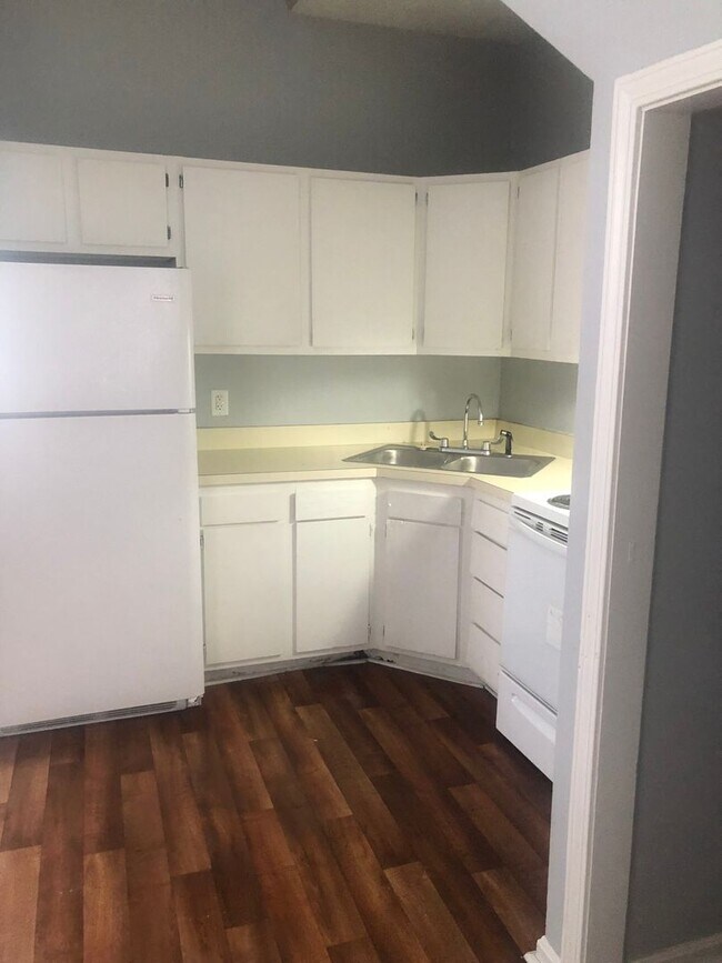 Building Photo - 211 W Hill St