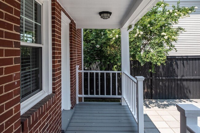 Building Photo - 819 Weedon St