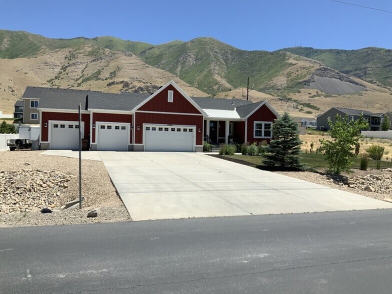 Building Photo - 8380 Lakeshore Dr
