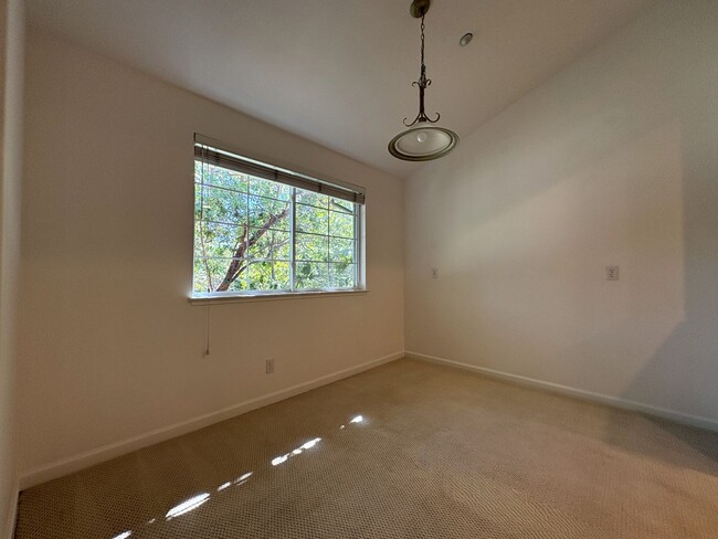 Building Photo - 20 Willow Rd