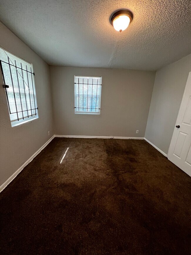 Building Photo - Spacious, updated 3/1 with bonus room and large utility room