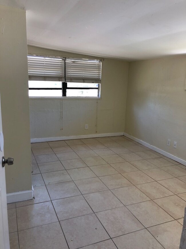 Building Photo - 1859 Lauderdale Manor Dr