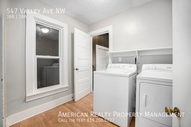 Building Photo - 547 Valley Ave NW