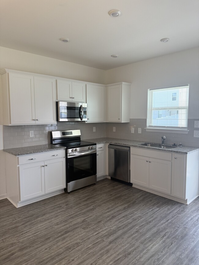 Building Photo - 702 Samuel Dr