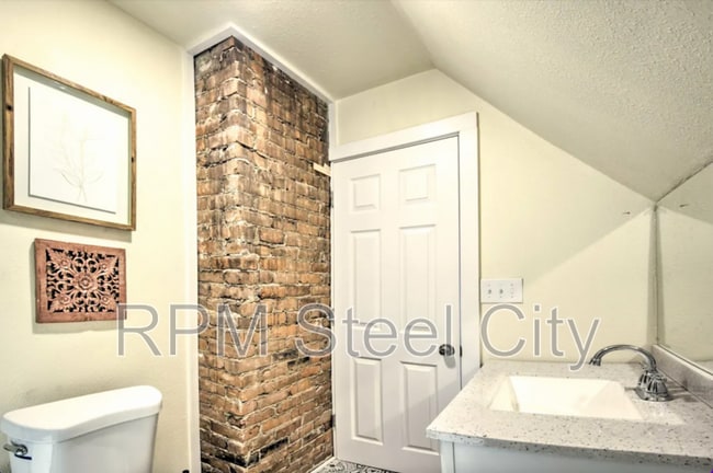 Building Photo - 706 Wilson Ave