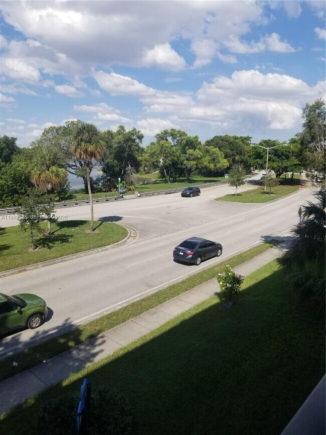 Building Photo - 9150 Fontainebleau Blvd