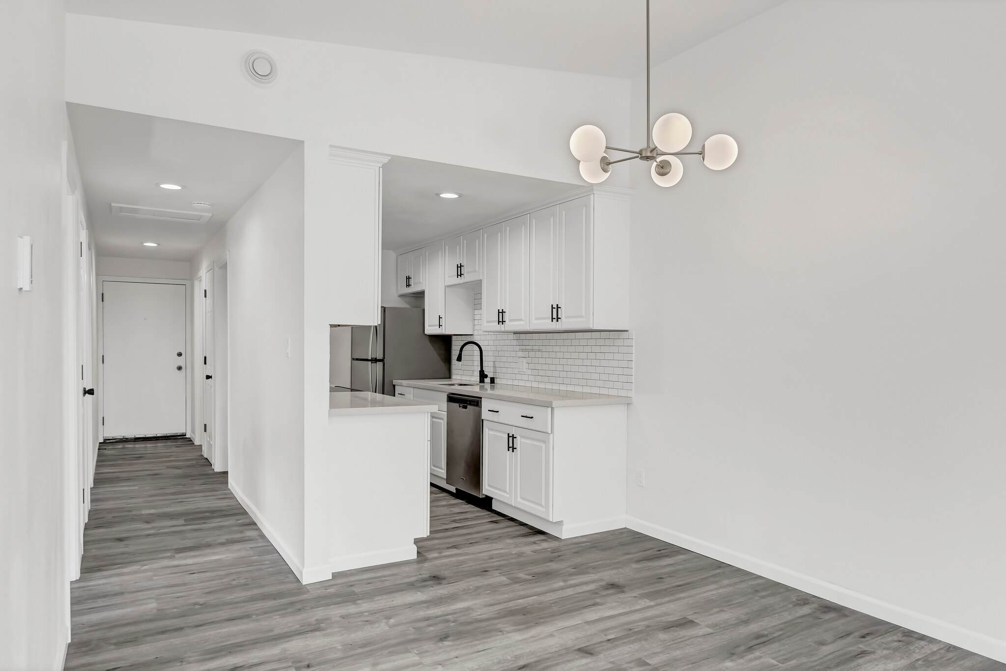 Building Photo - 10607 Des Moines Memorial Dr S