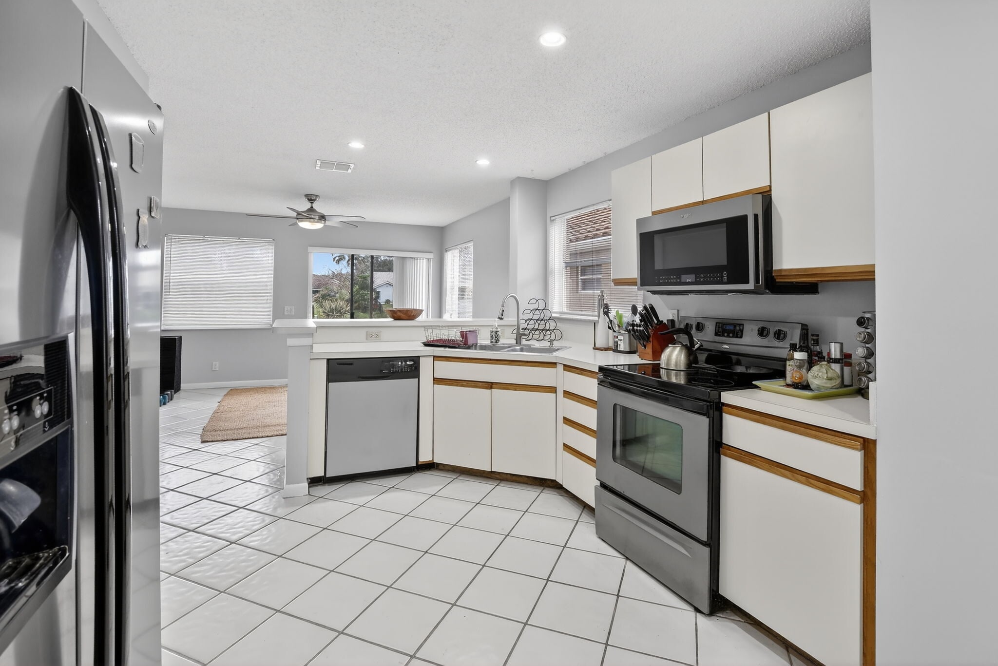 Building Photo - 9481 Oak Grove Cir