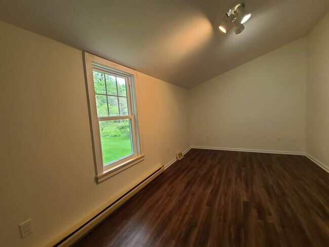 Building Photo - 5 Beaver Brook Rd