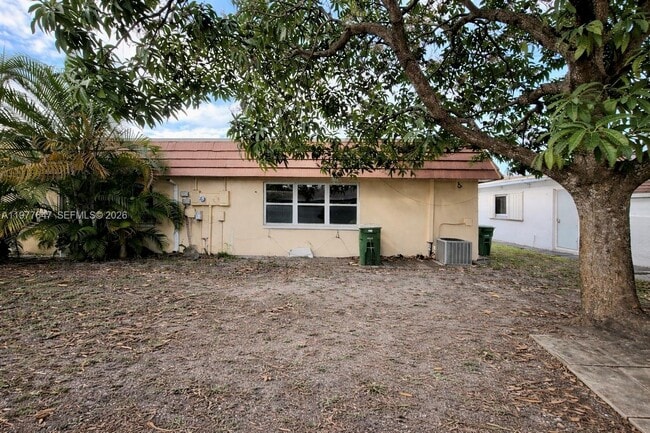 Building Photo - 7400 NW 76th Ct