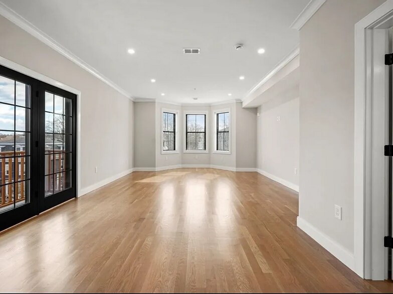 Building Photo - 281 Lamartine St
