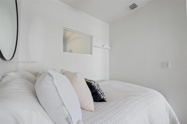 Building Photo - 750 Española Wy