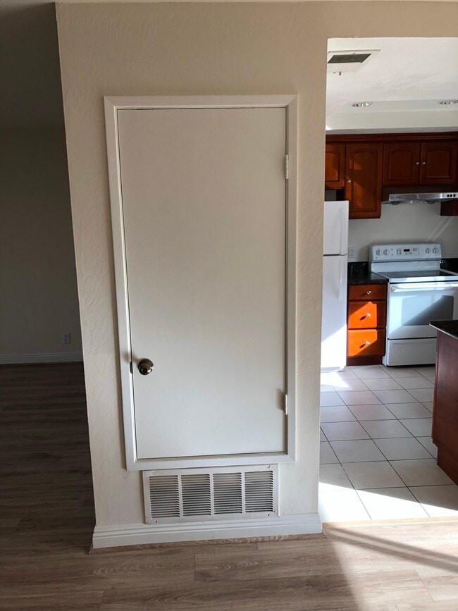 Building Photo - 818 Juno Ln