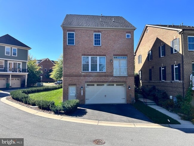 Building Photo - 376 Parkview Ave