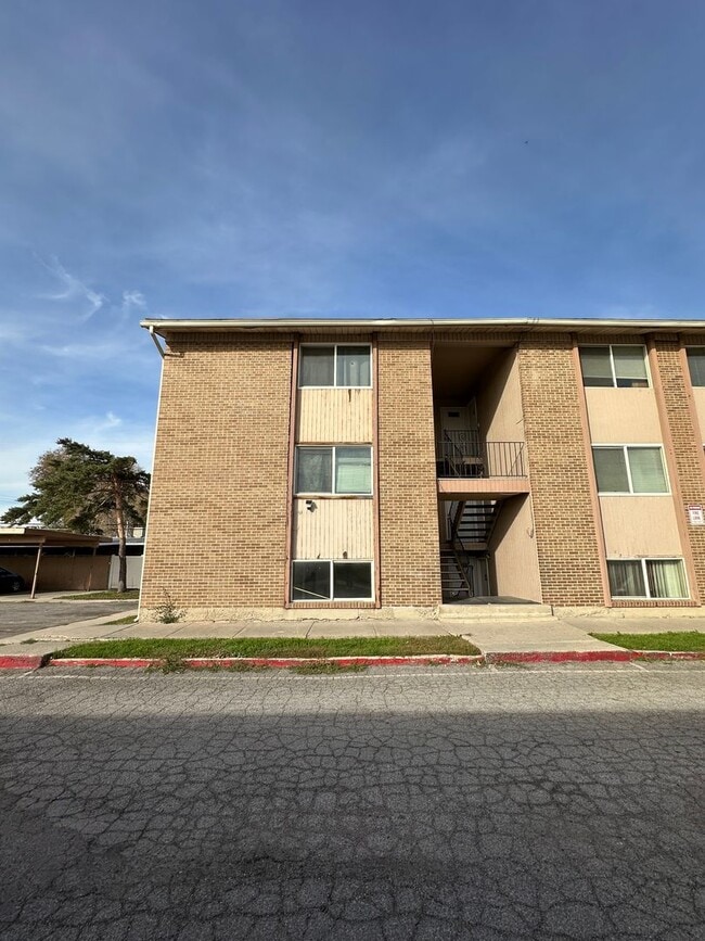 Building Photo - 768 N Redwood Rd