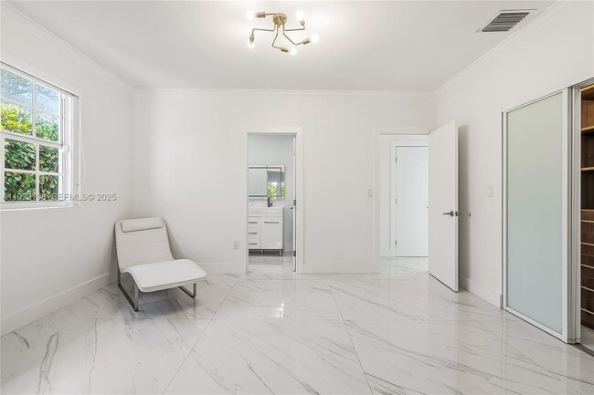 Building Photo - 345 Fairway Dr