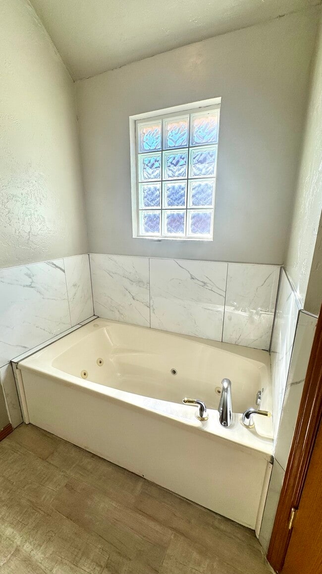 Building Photo - 322 Pinehurst Dr