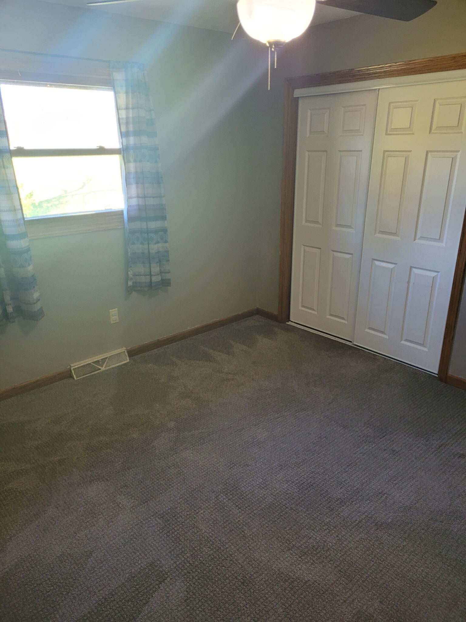 Building Photo - 303 Carriage Dr