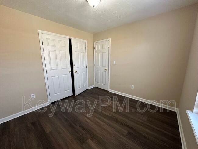 Building Photo - 221 Taylor Cir