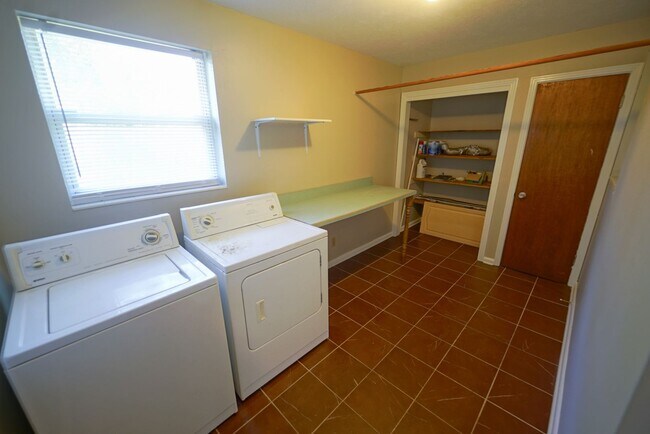 Building Photo - 1804 Skyland Dr