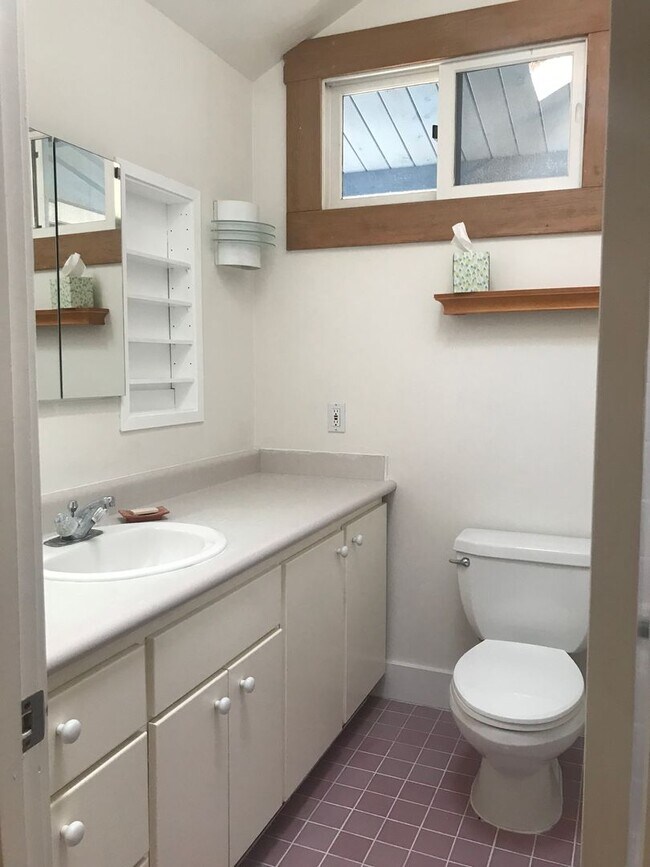 Building Photo - Rockridge Duplex | 3 Bed / 2 Bath | Hardwood Floors | Dogs Considered