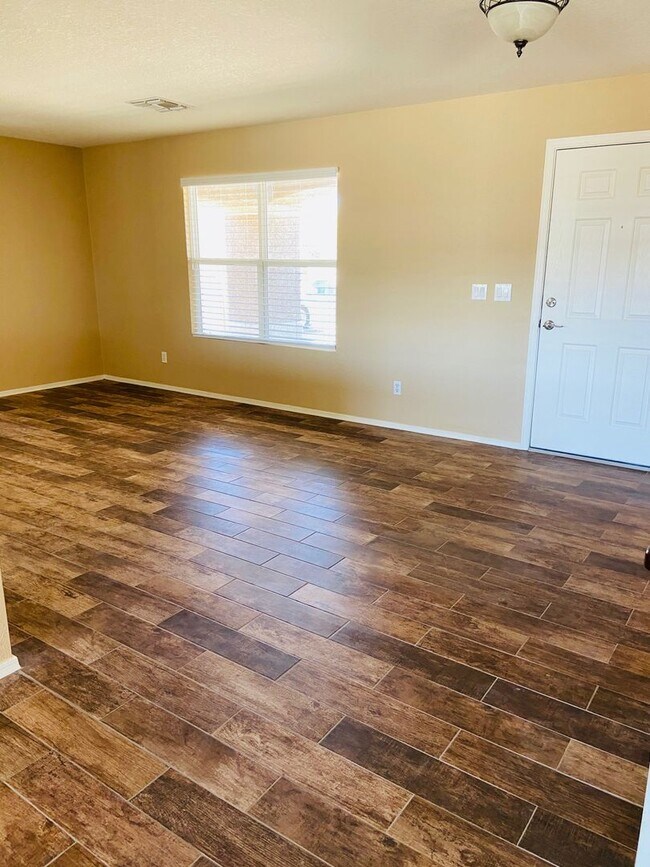 Building Photo - 5 bedroom 3 bath Remolded home Ready to move in!