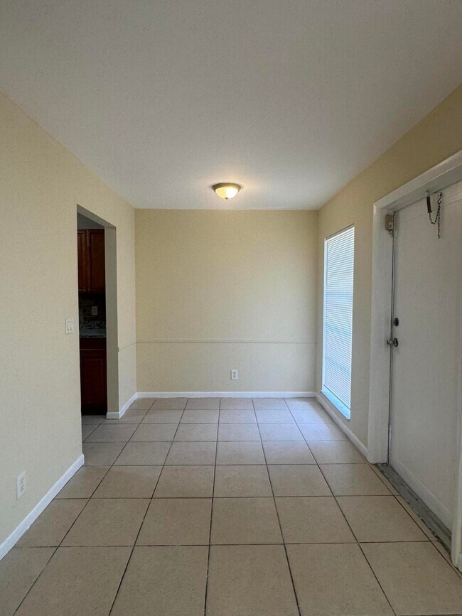 Building Photo - 1324 Gateway Dr