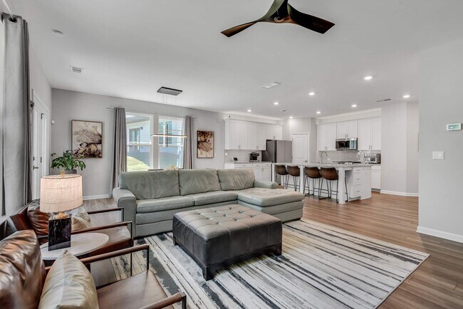 Building Photo - Bright, Modern, Spacious 4bd/3ba Home in Prime Scottdale Location