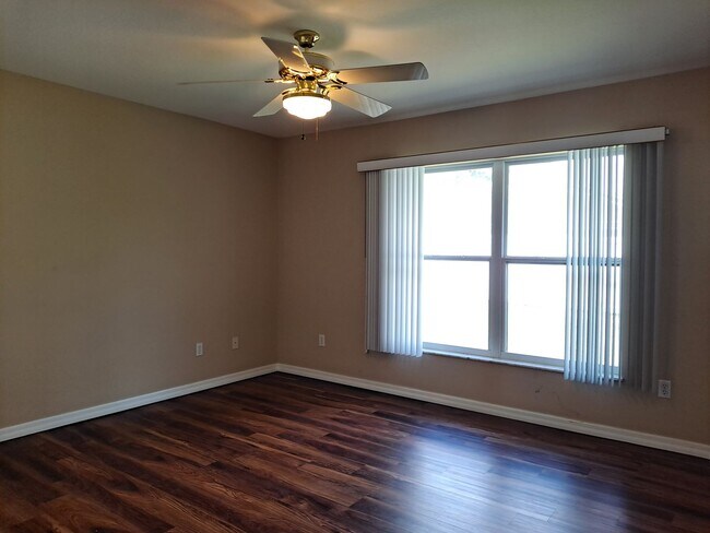 Building Photo - Available Mid-Nov! 3BR 2BA OFF RIVERSIDE D...