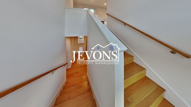Building Photo - 5BR/4.5BA House in Seattle -- Available Now!