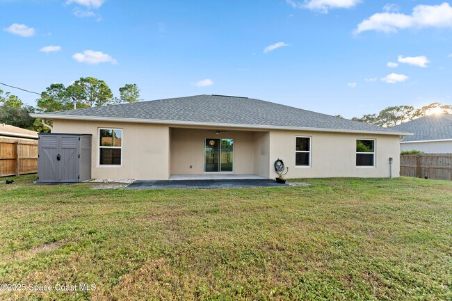 Building Photo - 565 Rembrandt St SE