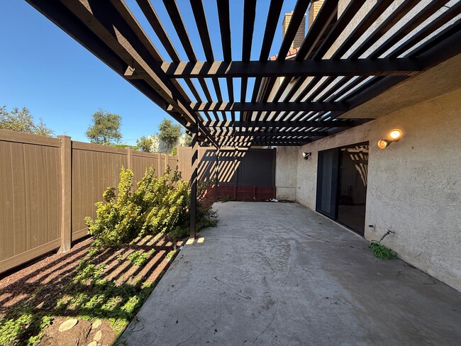 Building Photo - Beautiful Two Story Orcutt Town Home in th...