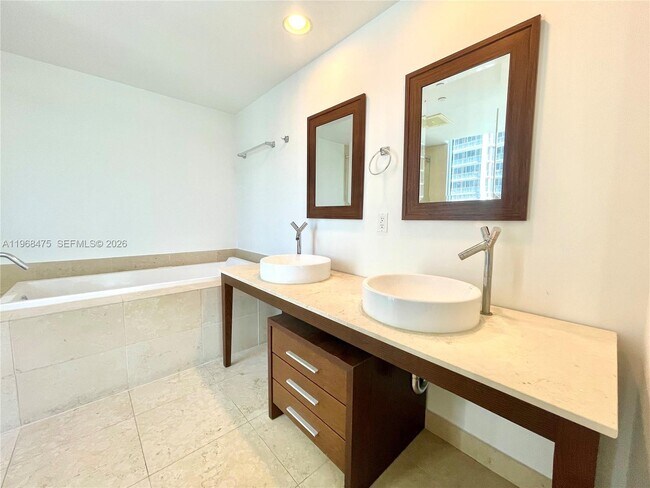 Building Photo - 495 Brickell Ave